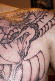 胸部传统日式蛇纹身图案
