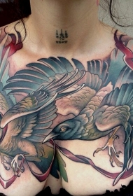 漂亮的彩色飞行小鸟胸部纹身图案