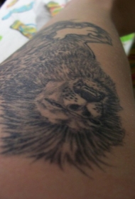 腿部黑色狮子头纹身图案