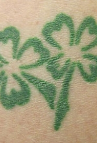 两个绿色的四叶草纹身图案