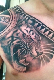 胸部逼真的老虎花纹纹身图案