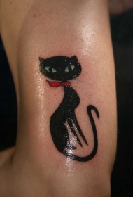红色围巾的黑猫纹身图案