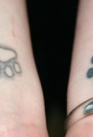 手腕黑色和白色的动物脚印纹身图案