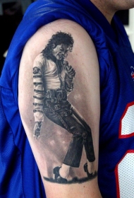 大臂惊人的黑白迈克尔杰克逊肖像纹身图案