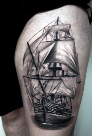 大腿写实逼真的帆船纹身图案