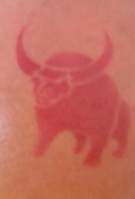 红色的公牛简约纹身图案