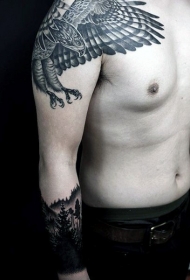 有趣的手绘黑灰鹰肩部纹身图案