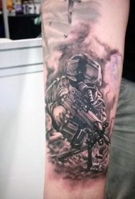 手臂有趣的黑灰风格现代士兵纹身图案