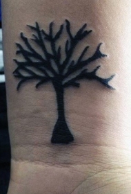 手腕微小的黑色树纹身图案