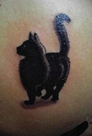 毛茸茸的黑猫纹身图案