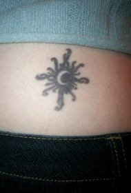 卷曲的圆形黑色太阳图腾纹身图案