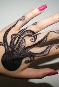 手背黑白小章鱼纹身图案