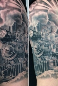 手臂写实的火车纹身图案