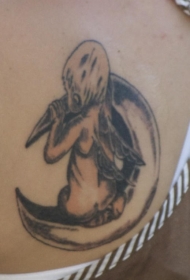 小天使坐在新月上纹身图案