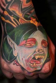 手臂彩色吸血鬼女人脸卡通纹身图案