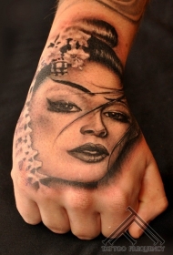 手背黑色写实日本艺妓肖像纹身图案