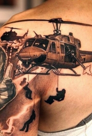 非常逼真的黑灰军用直升机背部纹身图案