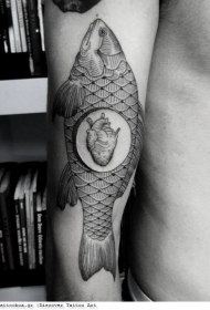 手臂组合黑色鱼与人类的心脏纹身图案