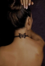颈部优雅的黑白蝴蝶纹身图案