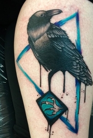 大腿黑色乌鸦与神秘的蓝色三角纹身图案