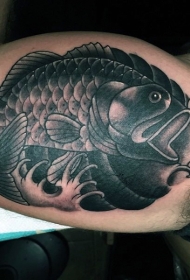 大臂内侧惊人的黑灰鲤鱼纹身图案
