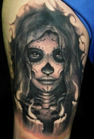手臂墨西哥传统风格黑白神秘女人肖像纹身图案