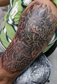 玛雅部落传统的黑色平片纹身与寺庙大臂纹身图案