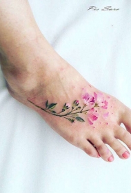 逼真甜美的彩色树枝花朵脚背纹身图案
