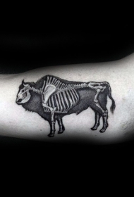 大臂黑色牛与骨骼肌纹身图案