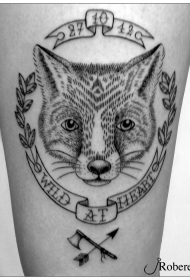 大腿黑色线条狐狸头和字母纹身图案
