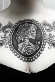 胸部黑白骷髅女肖像纹身图案