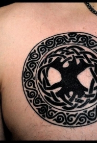 胸部黑色凯尔特风格圆与树纹身图案