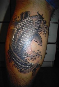 黑色和白色的锦鲤鱼纹身图案