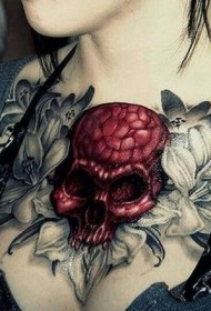 胸部幽灵般的红色骷髅和百合花纹身图案