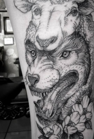 大腿壮观的黑色狼与羊花朵纹身图案