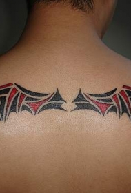 背部黑色和红色翅膀纹身图案