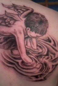 肩部小天使和水花纹身图案