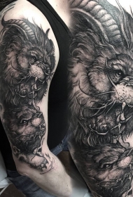 华丽的黑色恶魔狮子与山羊角大臂纹身图案