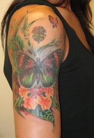 绿色的蝴蝶和花卉纹身图案