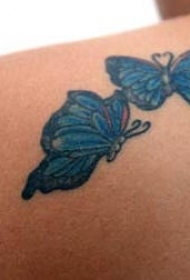 肩部两只蓝色的蝴蝶纹身图案