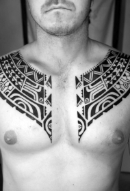 简单黑色部落图腾胸部纹身图案