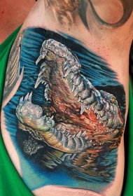 非常逼真细致的彩色鳄鱼纹身图案