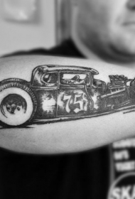 小臂复古汽车纹身图案