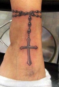 手臂黑色念珠和十字架纹身图案