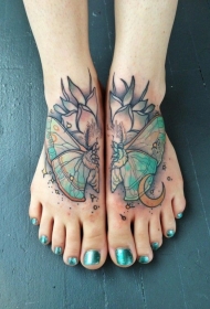脚背分开的彩色蝴蝶纹身图案