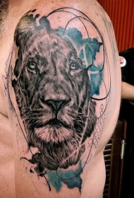 写实黑色狮子头像与蓝色泼墨纹身图案