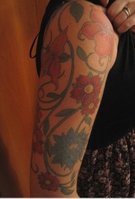 手臂花朵藤蔓彩色纹身图案