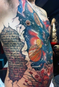 胸部彩绘太空星球和侧肋英文字母纹身图案