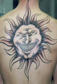 背部黑灰可怕的太阳纹身图案