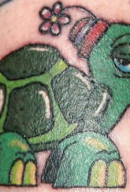 带花帽子的绿色卡通乌龟纹身图案